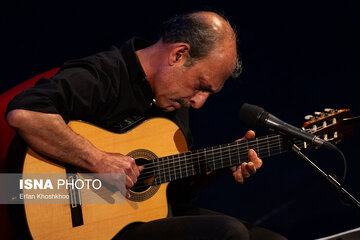 سهیل نفیسی، صحنه را یکنفره به دست گرفت