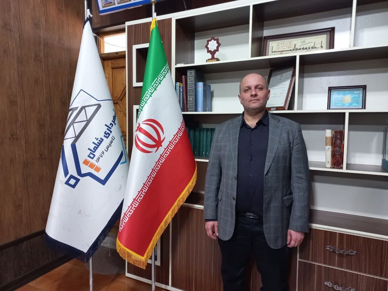 شهردار شلمان؛ پرداخت عیدی کارگران رسمی و شرکتی شهرداری شلمان انجام شد شهردار شلمان؛ پرداخت عیدی کارگران رسمی و شرکتی شهرداری شلمان انجام شد