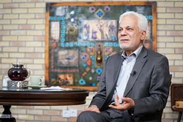 طلایی: در هایپرمارکت میوه، فرد با لباس زیر میوه میخرد/ بپذیریم آن بخشی از رفتارهایی که پلیس با جوانها و خانمها انجام میدهد، درست نیست