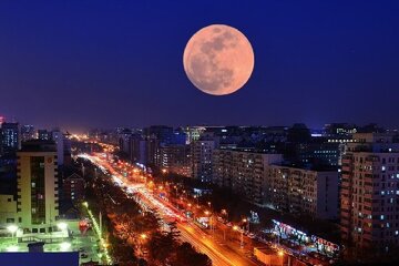 طلوع سومین اَبَرماه سال در کنار سیاره سبزآبی