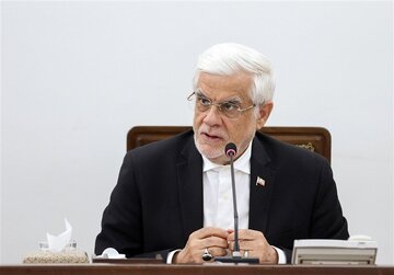 عارف: در انقلاب دو بال دانشجو و بازاری به میدان آمدند/معاون اول پزشکیان چه تاکیدی درباره مناطق محروم و مرزی داشت؟