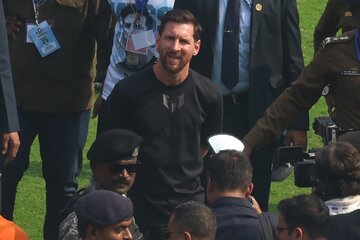 عکس | لیونل مسی! آرزوی من لمس کردن تو است!