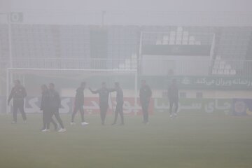 عکس | مه شدید در اراک؛ یک بازی لیگ برتر به تعویق افتاد
