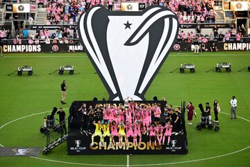 عکس | ژست عاشقانه بکام و ویکتوریا با جام قهرمانی