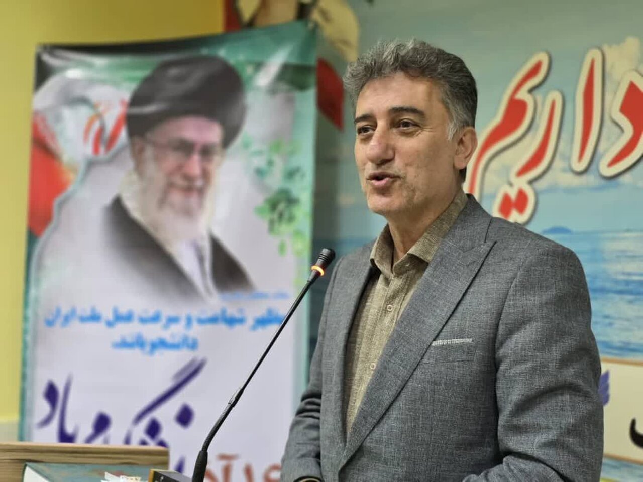 فرمانداررودسر بمناسبت روز دانشجو درجمع دانشگاهیان شهرستان رودسر گفت :فضای علمی شهرستان باید به کمک بخش کشاورزی و صنعت بیاید فرمانداررودسر بمناسبت روز دانشجو درجمع دانشگاهیان شهرستان رودسر گفت :فضای علمی شهرستان باید به کمک بخش کشاورزی و صنعت بیاید