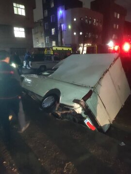 فرونشست زمین در شهرک ولیعصر سه خودرو را گرفتار کرد / عملیات موفق آتشنشانی بدون مصدوم/عکس