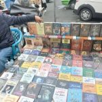 قاچاقچیان کتاب در جامعه جولان میدهند/ ناشران پشت دیوار سانسور