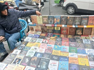 قاچاقچیان کتاب در جامعه جولان میدهند/ ناشران پشت دیوار سانسور