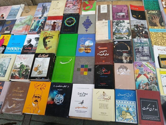 قاچاقچیان کتاب در جامعه جولان میدهند/ ناشران پشت دیوار سانسور