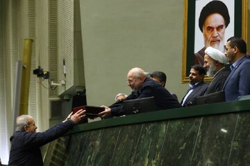 لحظه تقدیم لایحه بودجه به مجلس + عکس