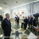 لوکاشنکو هم با ترامپ صلح کرد/ در پی لغو تحریم آمریکا علیه بلاروس، لوکاشنکو ۱۲۳ زندانی سیاسی را آزاد و دیپورت کرد