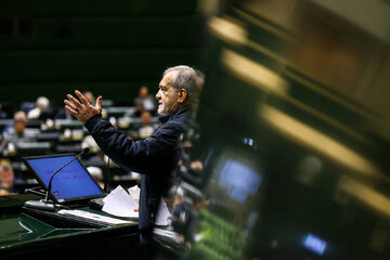 مقایسه سوال از رئیس جمهوری در دولت پزشکیان و احمدی نژاد/ پزشکیان مجری قوانین مصوب مجلس است؛ هیچ تخلفی نکرده/ طرح سؤال میتواند درست باشد