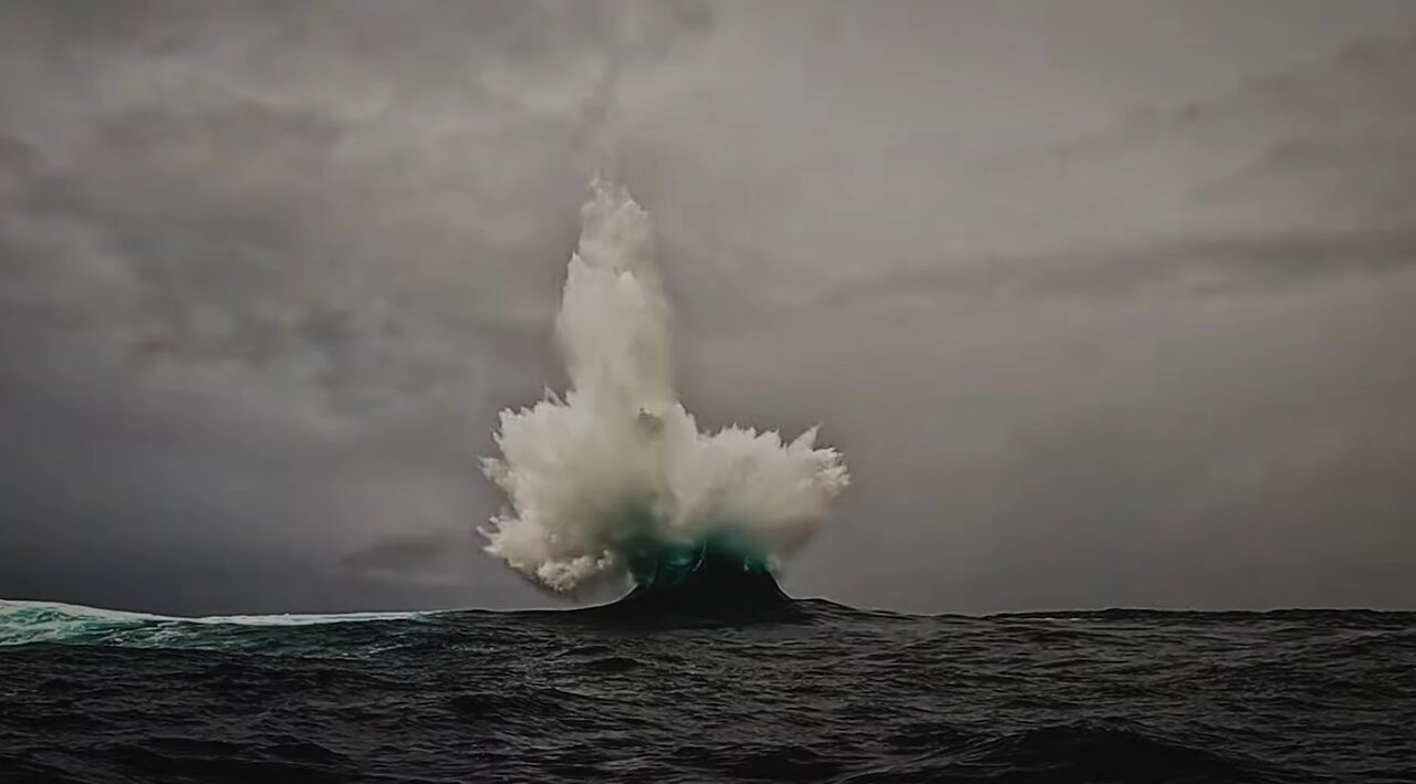 موجی که نباید وجود داشته باشد / نمایی شگفتانگیز از موج انفجاری در اقیانوس