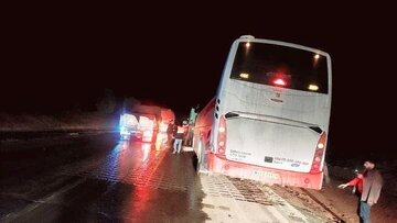 نجات بهموقع مسافران اتوبوس در محور لردگان–خوزستان