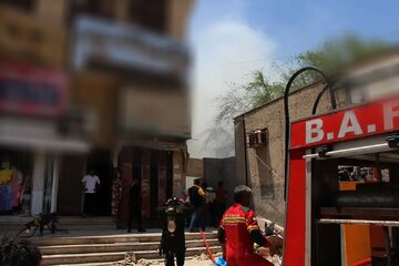 نجات زن گرفتار در آتشسوزی منزل مسکونی