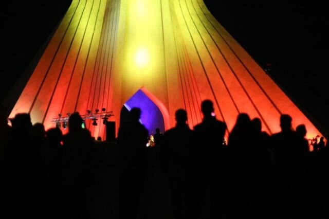 نشاط اجتماعی بهشدت طبقاتی است؛ از نگاه مخالفان، کنسرت همایون شجریان رویداد موسیقیایی نبود یک نماد سیاسی بود/ هیچ جامعهای با آینده مبهم شاد نیست