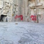 نقاشی‌های اسپری‌ای، حک‌نام‌ها، خطوط تراشیده، دوده آتش و …در یادگار دوره هخامنشی/ عکس