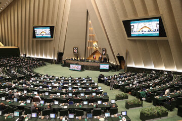 نماینده ملایر: فرهنگ را کوچک کنیم، کشور را بیدفاع کردهایم