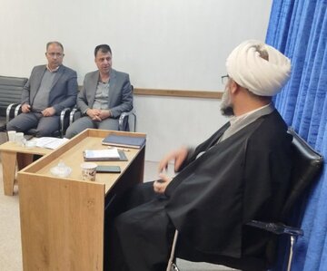 نماینده ولی‌فقیه در استان سمنان :
حذف دلالان از شبکه توزیع، منافع تولیدکنندگان و مصرف‌کنندگان را تأمین خواهد کرد