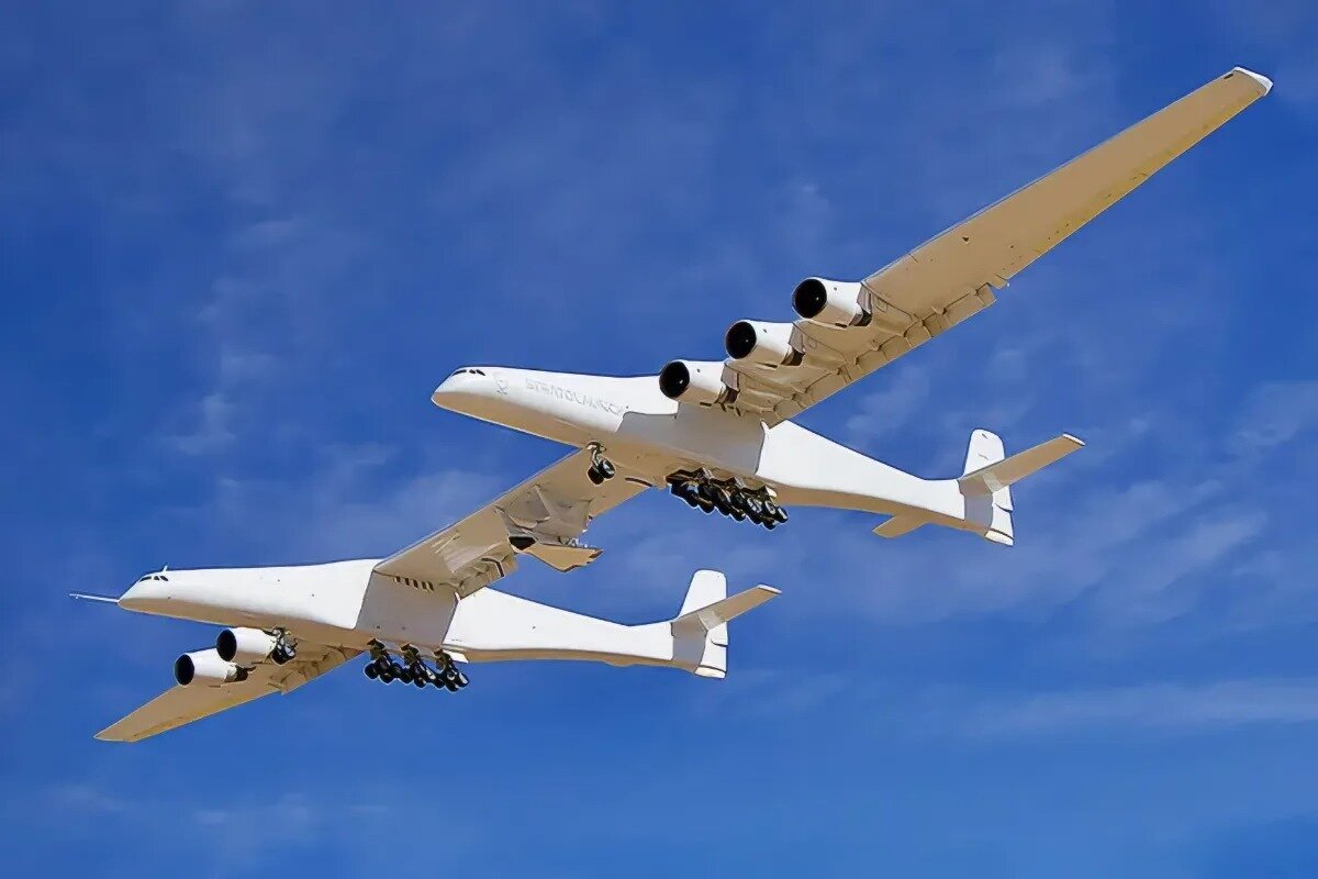 هواپیمای غولپیکر که با بشقابپرنده اشتباه گرفته شد / «رُخ» را ببینید / عکس