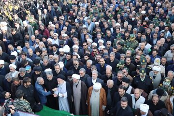 وداع سمنان با پدر معنوی شهر؛ تشییع باشکوه آیتالله سیدمحمد شاهچراغی بر دستان مردم