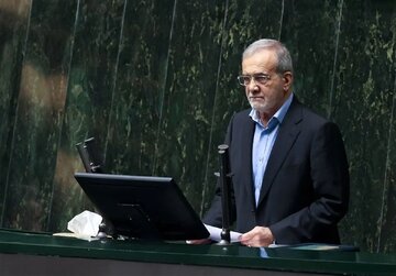 پزشکیان در مجلس: دولت خود را موظف به تبعیت از نظر دانشگاهیان و نخبگان میداند