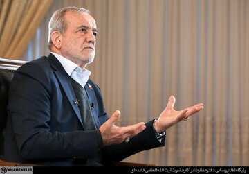 پزشکیان: عینکم را نیاوردم؛ به بچهها بگویید یک عینک بدهند!