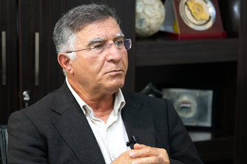 پیشبینی جالب آقا معلم از دربی ۱۰۶/ کفه ترازو به نفع کدام تیم است؟