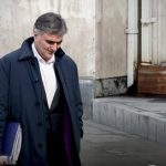 چرا اصولگرایان مخالف دولت، تقصیر بالارفتن قیمت دلار را به گردن همه می اندازند جز رئیس بانک مرکزی؟