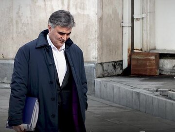 چرا اصولگرایان مخالف دولت، تقصیر بالارفتن قیمت دلار را به گردن همه می اندازند جز رئیس بانک مرکزی؟