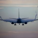 چرا نور کابین هواپیما موقع فرود و برخاستن کم میشود؟