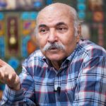 یک قهوهچی عاشق سینما که شبیه فردین در «گنج قارون» میرقصد