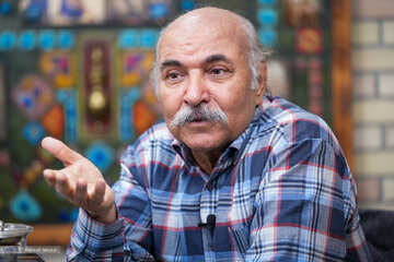 یک قهوهچی عاشق سینما که شبیه فردین در «گنج قارون» میرقصد