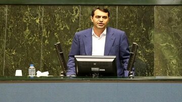 یک نماینده مجلس: سه نرخی شدن بنزین زمینهساز قاچاق و فساد است/ دولت در بودجه ۱۴۰۵ نرخ ارز را واقعی ببیند/ از نرخ واقعی بازار فرار کند