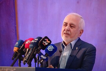 ظریف: ما نمیتوانیم برای ۵۰۰ سال آینده، هخامنشی شویم/ نباید دوباره مانند جنگ دوم ایران و روس سربازان را به میدان آورد