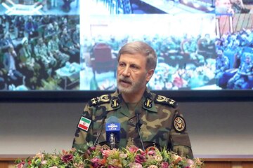 فرمانده کل ارتش: اعتراضات صنفی مردم ایران به ترامپ و نتانیاهو چه ربطی دارد که دخالت میکنند/ اعتراض در هر کشوری، موضوعی عادی و طبیعی است