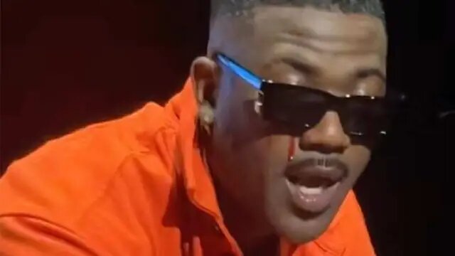 اجرای عجیب یک خواننده رپ؛ جاری شدن خون از چشمها و پچ روی سینه!