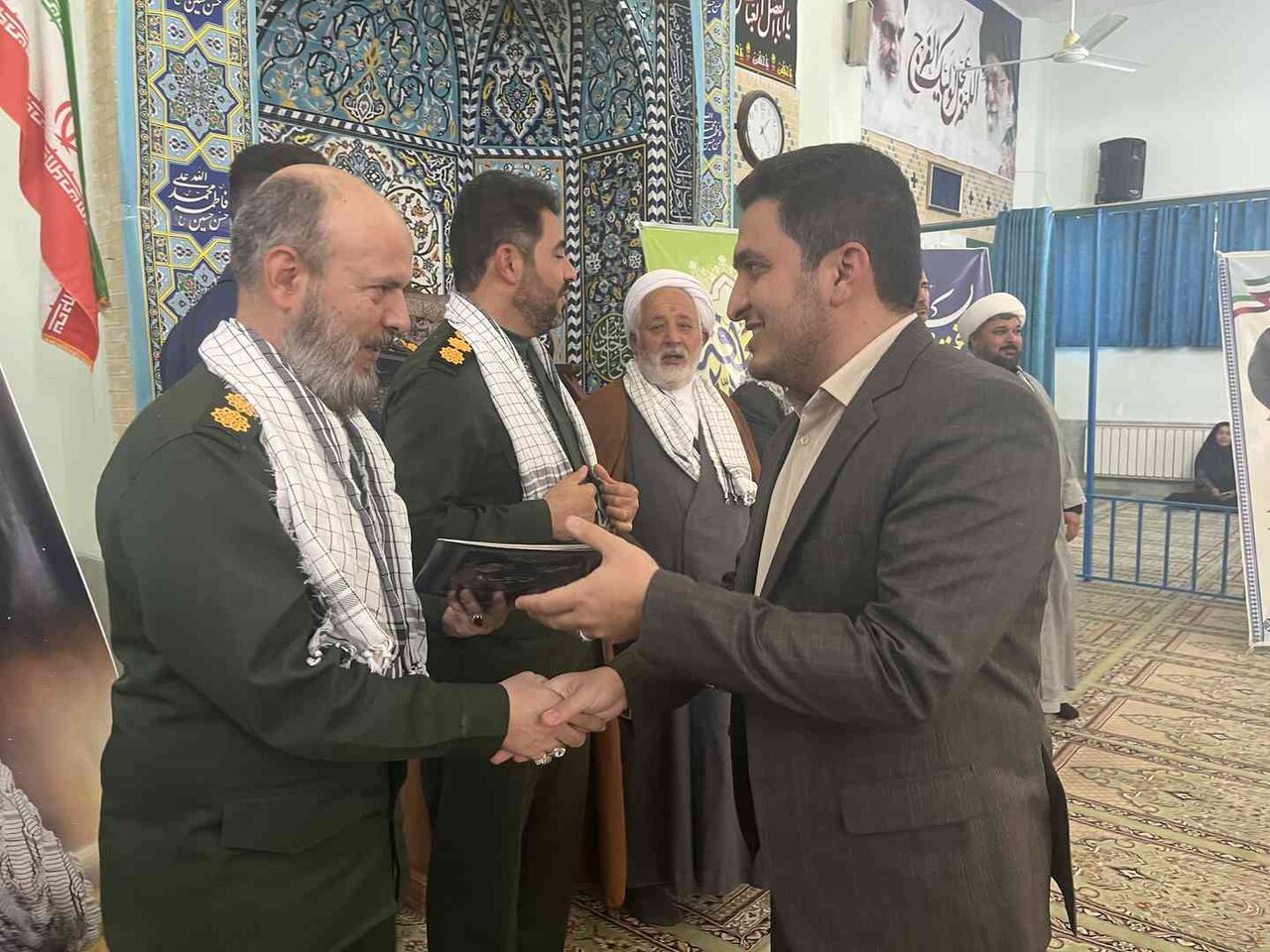 برگزاری همایش تجلیل از بسیجیان کارگری و کارمندی میبد در مسجدالنبی شهرک صنعتی جهان آباد برگزاری همایش تجلیل از بسیجیان کارگری و کارمندی میبد در مسجدالنبی شهرک صنعتی جهان آباد