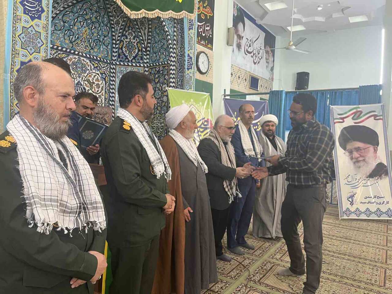 برگزاری همایش تجلیل از بسیجیان کارگری و کارمندی میبد در مسجدالنبی شهرک صنعتی جهان آباد برگزاری همایش تجلیل از بسیجیان کارگری و کارمندی میبد در مسجدالنبی شهرک صنعتی جهان آباد