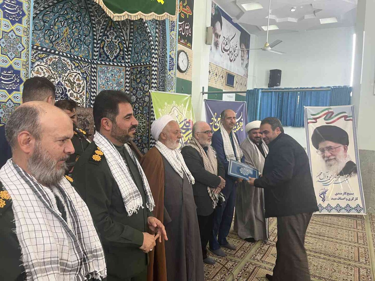 برگزاری همایش تجلیل از بسیجیان کارگری و کارمندی میبد در مسجدالنبی شهرک صنعتی جهان آباد برگزاری همایش تجلیل از بسیجیان کارگری و کارمندی میبد در مسجدالنبی شهرک صنعتی جهان آباد