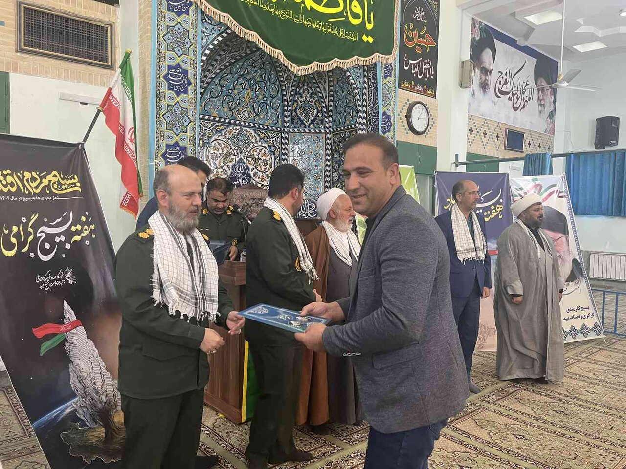 برگزاری همایش تجلیل از بسیجیان کارگری و کارمندی میبد در مسجدالنبی شهرک صنعتی جهان آباد برگزاری همایش تجلیل از بسیجیان کارگری و کارمندی میبد در مسجدالنبی شهرک صنعتی جهان آباد