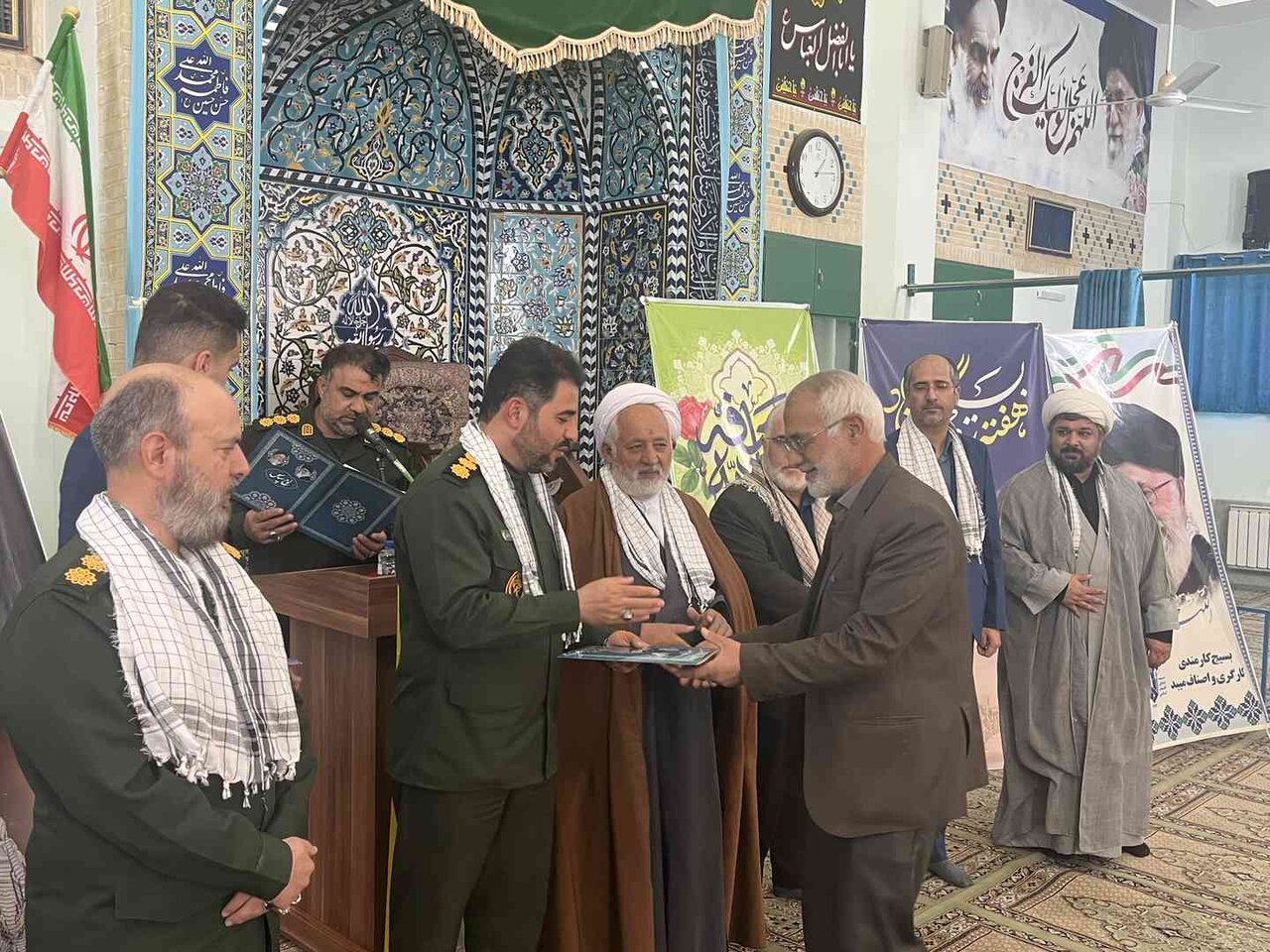 برگزاری همایش تجلیل از بسیجیان کارگری و کارمندی میبد در مسجدالنبی شهرک صنعتی جهان آباد برگزاری همایش تجلیل از بسیجیان کارگری و کارمندی میبد در مسجدالنبی شهرک صنعتی جهان آباد