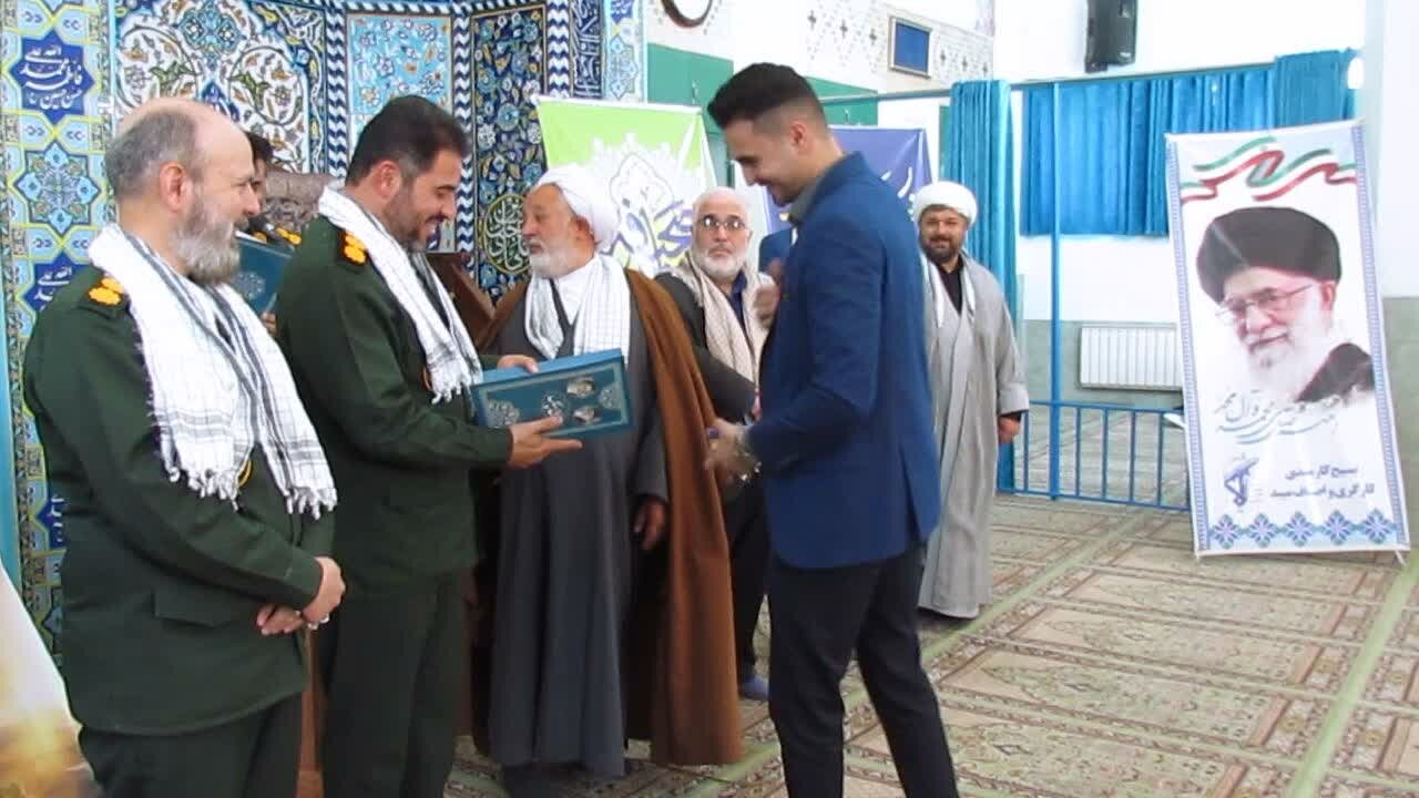 برگزاری همایش تجلیل از بسیجیان کارگری و کارمندی میبد در مسجدالنبی شهرک صنعتی جهان آباد برگزاری همایش تجلیل از بسیجیان کارگری و کارمندی میبد در مسجدالنبی شهرک صنعتی جهان آباد