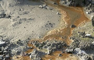 تشکیل بلور نمک و از بین رفتن بافت خاک در پی نشتی حوضچههای نفت/ آلودگی خاک در سایت صفیره