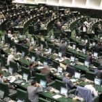 تصویری از اقدام عجیب یک نماینده هنگام نطق میان دستور/ دو عکس در دستان مجتبی زارعی