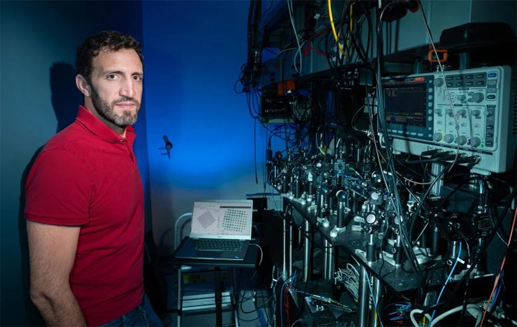 جان سیمون، دانشیار فیزیک و فیزیک کاربردی در دانشگاه استنفورد