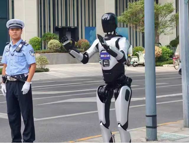 ربات انساننمای ترسناک در خیابانهای چین دیده شد