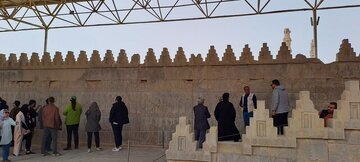 زخم تازه بر سنگهای کهن؛ حک یادگاری بر تخت جمشید و پرسشهای جدی درباره حفاظت از میراث جهانی