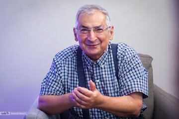 زیباکلام: جنگ به سقوط نظام منجر نمیشود، ایران را ویران میکند/ «تئوری تیر چراغ برق» چیست؟