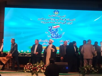 سرود همدلی در شهر شعر؛ تجلیل از استعدادهای «ایران قهرمان» در آیینی فرهنگی در شیراز